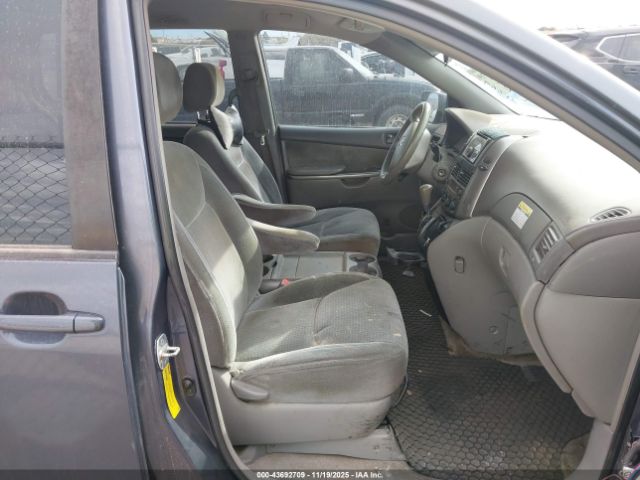 Toyota Sienna Ce Image 4
