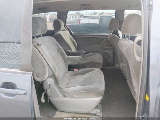 Toyota Sienna Ce Image 11