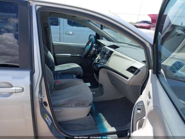 Toyota Sienna Le V6 8 Passenger Image 3