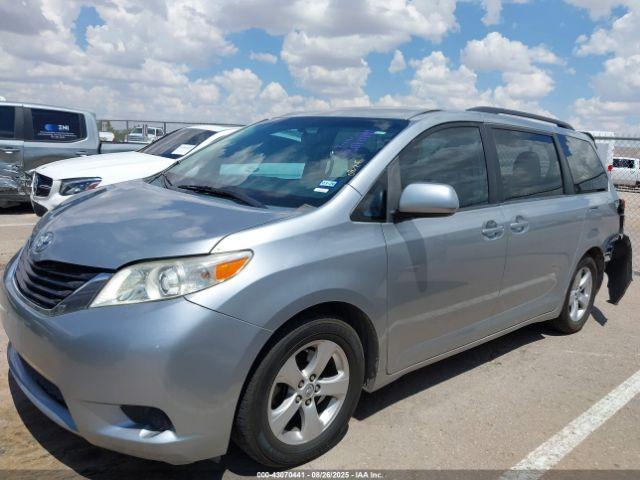 Toyota Sienna Le V6 8 Passenger Image 11