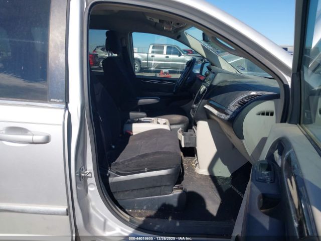 Chrysler Town & Country Touring Image 4