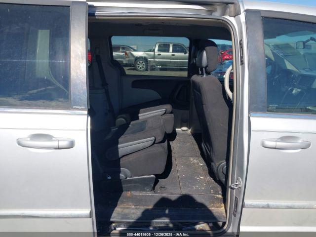 Chrysler Town & Country Touring Image 6