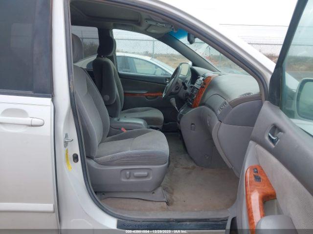 Toyota Sienna Xle Image 5