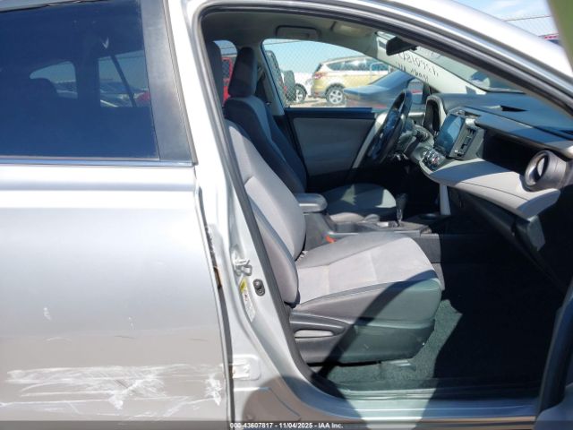 Toyota RAV4 Le Image 8