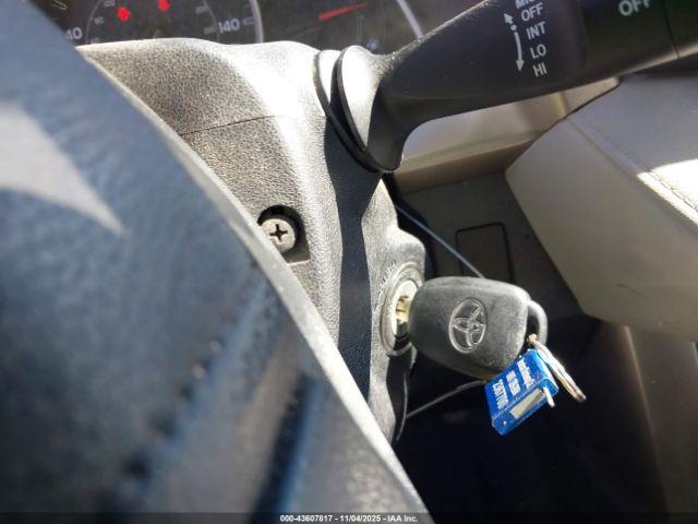 Toyota RAV4 Le Image 5