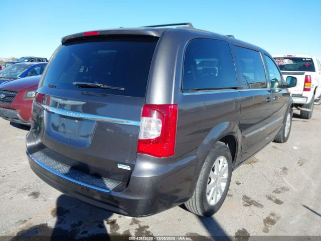 Chrysler Town & Country Touring Image 9