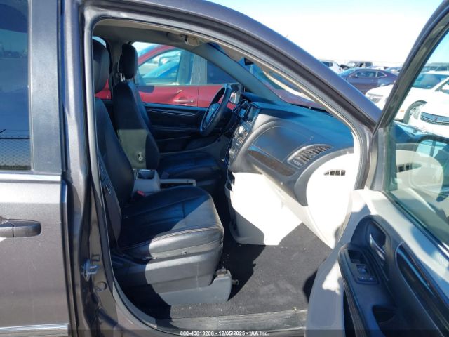 Chrysler Town & Country Touring Image 10