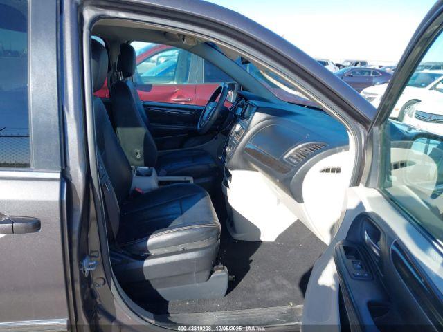 Chrysler Town & Country Touring Image 10