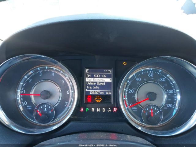 Chrysler Town & Country Touring Image 8