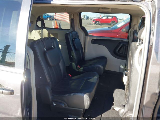 Chrysler Town & Country Touring Image 6