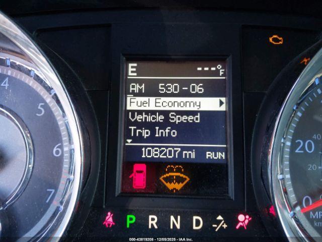 Chrysler Town & Country Touring Image 13