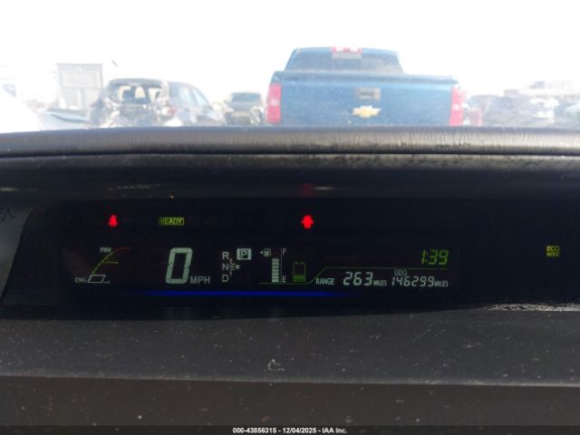 Toyota Prius v Three Image 7