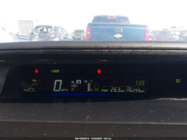 Toyota Prius v Three Image 7